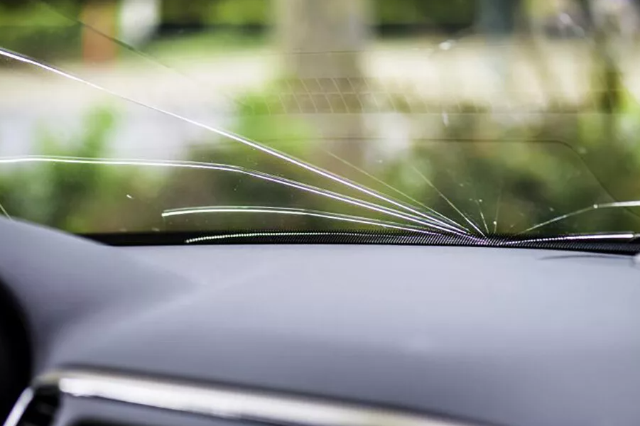 Можно ли поставить на учет автомобиль с трещиной на лобовом стекле в 2021 году